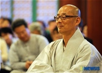 미소 띤 채 강연 경청하는 명진스님