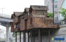 청계천에 기둥을 세워만든 판자집