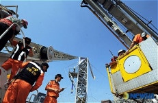 철탑에서 내려오는 노조원들