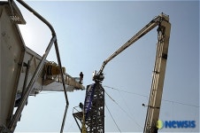 철탑에서 내려오는 노조원