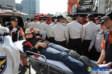 병원으로 이송되는 노조원