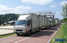 KBS 가요무대팀,진주 남강둔치 공원 잔디훼손 시민들 비난