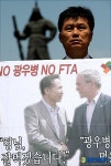 이순신 장군 동상 앞의 피켓 퍼포먼스