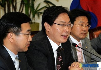 한미FTA 청문회 관련 이야기하는 이화영 간사