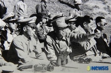 담배 물고 해병 작전 참관하는 박정희 의장