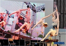 화려한 몽골 민속 예술단의 공연