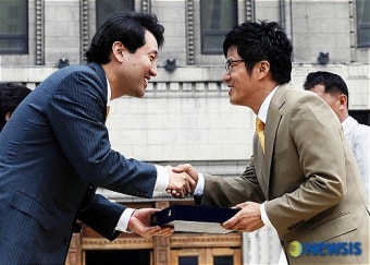 홍보대사 위촉장 받는 방송인 조영구