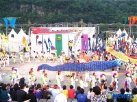화려한 진주오광대 공연