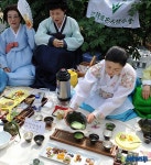 시민들과 찻자리 체험에서 강릉동포다도회 고숙정 회원