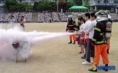 소화기 실습하는 학생들