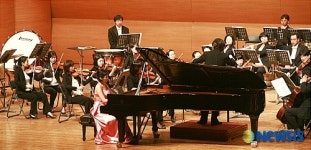 피아노 시명진의 협주곡 가단조 작품54 연주