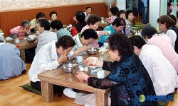 독산동 마포갈비, 저소득노인에 점심 제공