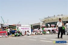삼성중공업 정문에서 집회중인 태안주민들