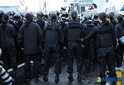 서부지법 앞 시위자 체포…윤석열 대통령 관련 Span 사태 현장에서 발생