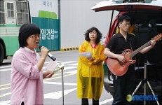 희망의 노래로 할머니 위로하는 노래패 암하렛츠
