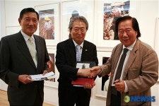 작품집 전달하는 김희중 교수
