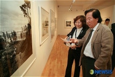 작품에 대해 논의하는 김희중 교수