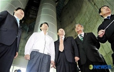 노원자원회수시설에 대한 브리핑받는 오세훈 시장