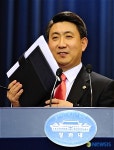 서둘러 단상 내려오는 청와대대변인