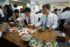 삼계탕 먹는 보은군청 직원들