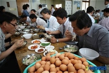 삼계탕 먹는 보은군청 공무원들