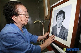 박종철 열사 영정 만지는 이소선 여사