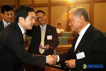 악수나누는 심재철 의원과 이수광 자연보호 중앙염맹 총재