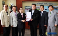 김영기 문학평론가, 강원대에 도서기증