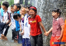 폭포물 맞으며 올 여름 물놀이 시작!