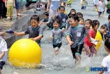 개장 첫 물놀이, 신나게 즐겨요