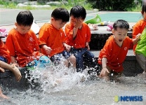 물놀이 삼매경에 빠진 꼬마들