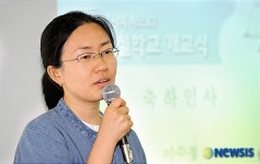 축하인사를 하는 이수정 의원