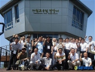 태권도공원 전망대 앞에서 기념촬영하는 워크숍 참가자들