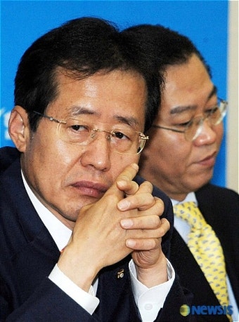 복당문제로 상반된 표정의 홍준표 원내대표와 권영세 사무총장