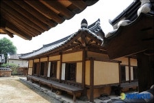 사랑채 담 너머로 보이는 안채