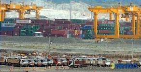 덤프트럭 주차장으로 변한 부산신항만 건설현장