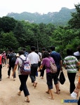 도봉산을 바라보며 걷는 참가자들