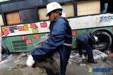 모래 옮기는 공사장 인부들