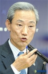 기자들의 질문에 답하는 김종훈 통상교섭본부장