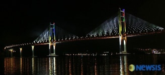 밤하늘 수놓은 마창대교