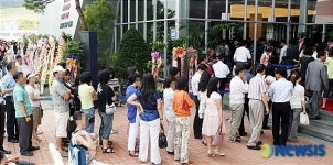 Y CITY 주상복합아파트 분양모델하우스에 몰린 인파