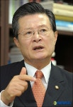 말을 뒤집는 것은 신뢰를 스스로 떨어뜨리는 일
