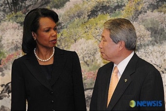 라이스 미 국무장관과 유명환 장관 환담