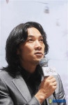 질문 답하는 정진영
