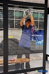 낙서로 뒤덮인 버스정류장