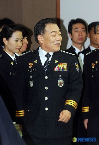 행사장으로 걸어오는 어청수 경찰청장