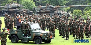 열병하는 이상의 사령관과 무공수훈자