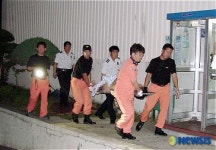 14층서 떨어진 20대 목숨 건져