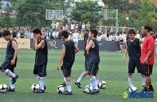 광희중학교 학생들과 함께 연습하는 호나우지뉴