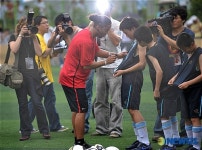 광희중학교 학생들에게 사인해주는 호나우지뉴